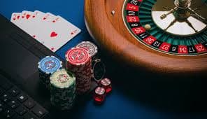 Bandar Poker live dealer interface showing card gameplay and player controls